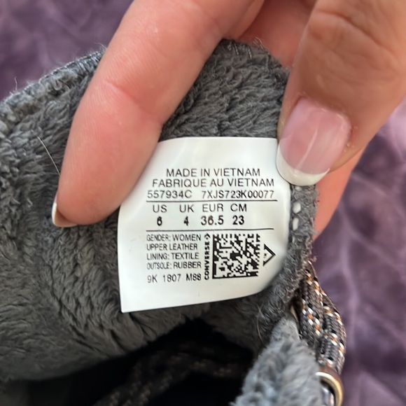 Converse snow boots, size 6 women’s - Picture 4 of 5